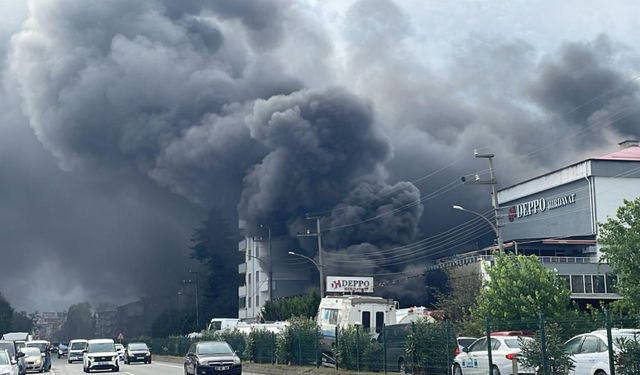 Trabzon'da hırdavat deposunda yangın
