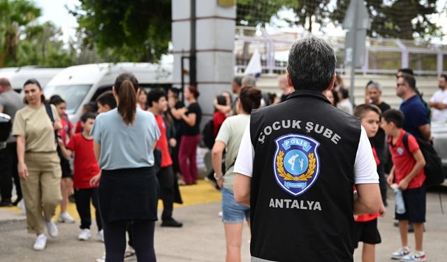 Antalya'da "Güvenli Okullar" projesiyle her okula bir polis görevlendirildi