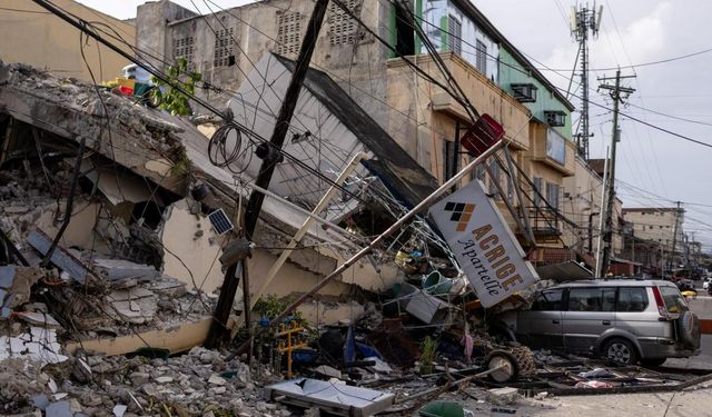Filipinler'de yaşanan 6,9 büyüklüğündeki depremde hayatını kaybedenlerin sayısı 72'ye çıktı