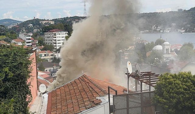 Beşiktaş'ta ahşap binada çıkan yangın çevre binalara da sıçradı