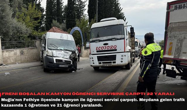 Freni boşalan kamyon öğrenci servisine çarptı: 22 yaralı