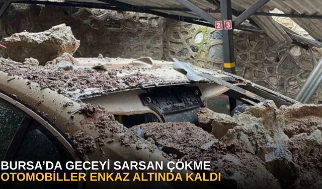 Otomobiller enkaz altında kaldı