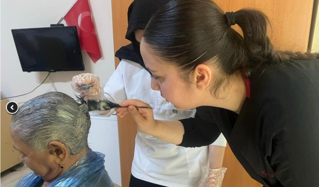 Bayram öncesi duygulandıran ziyaret… Gençler huzurevinde bakım yaptı
