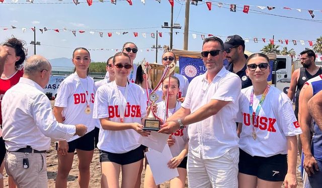 BUÜ Kadın Hentbol Takımı'ndan tarihi çifte şampiyonluk