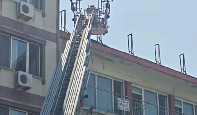 Gemlik'te çatıdan dumanlar yükselen pasaj korkuttu