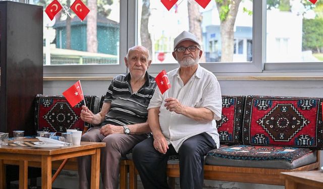 Bursa'da 30 Ağustos huzurevinde coşkuyla kutlandı