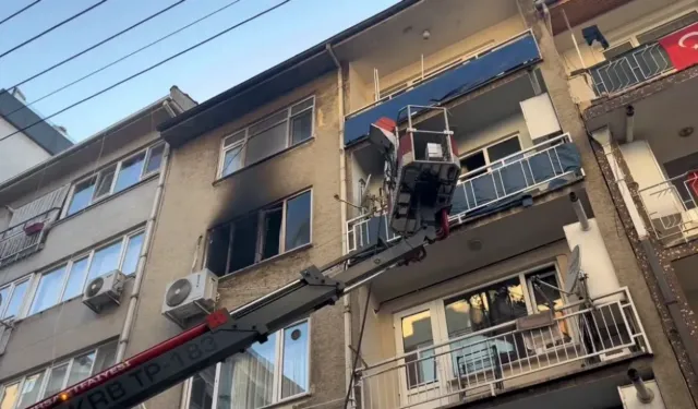 Bursa'da 4 katlı binanın üçüncü katında yangın çıktı