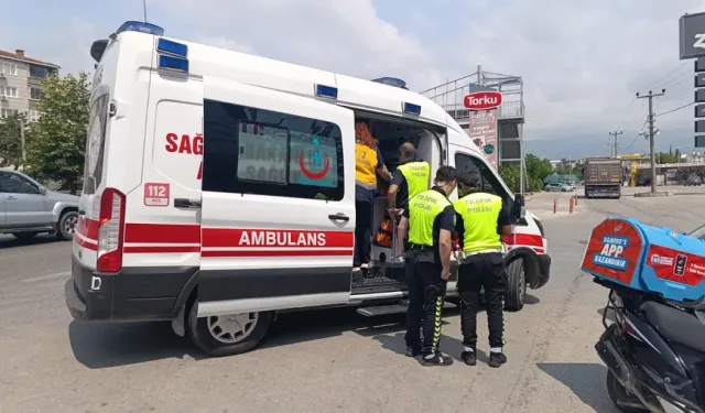 Bursa'da Motosikletli Kurye Otomobile Çarptı
