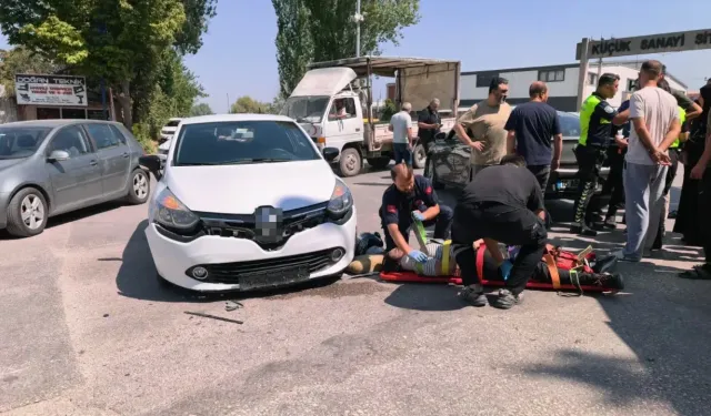İnegöl'de Otomobillerin arasında kalan motosiklet sürücüsü yaralandı