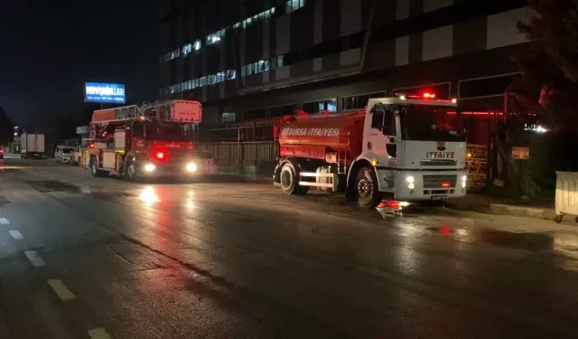İnegöl'deki tekstil fabrikasının çatısında yanın çıktı