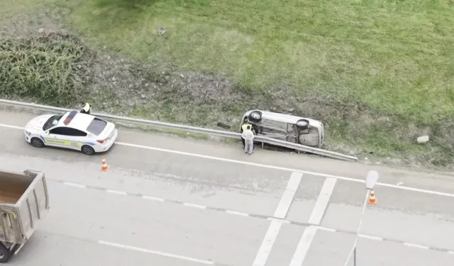 Bursa'da yağış kazayı getirdi: İzmir Yolu'nda otomobil yan yattı