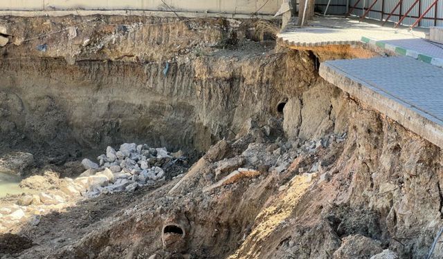 Mudanya’da inşaat kazısı okul bahçesini yuttu