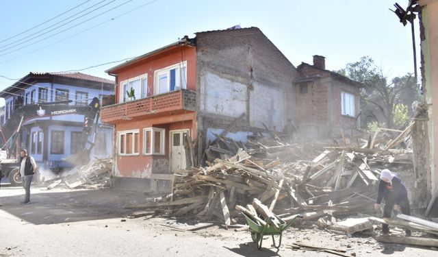Bursa’da tehlike oluşturan binalar tek tek yıkılıyor!
