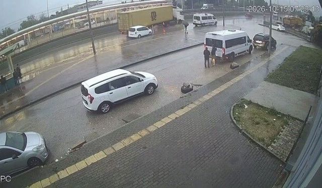 Bursa’da seyir halindeki araca tırın dorsesi çarptı! Görüntüler ortaya çıktı