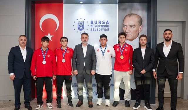 Bursa’nın genç güreşçilerinden Balkan çıkarması! Şampiyonluk sevinci