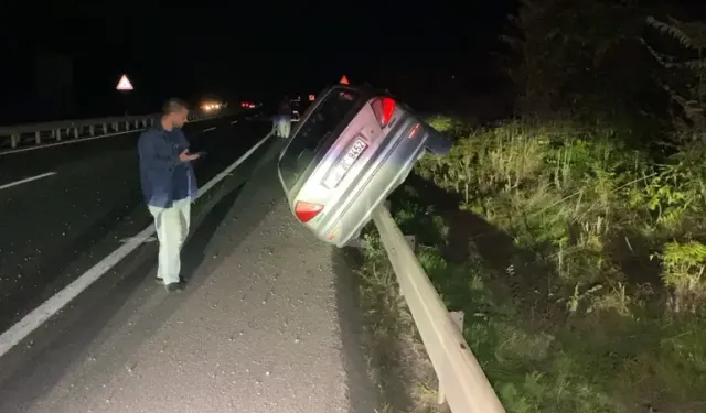 Direksiyon hakimiyetini kaybetti! Bursa’da otomobil bariyerlerin üzerine çıktı