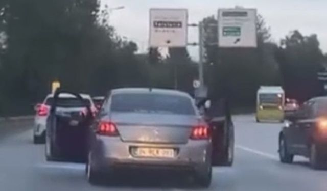 Bursa’da trafikte akılalmaz anlar! Otomobil bu halde ilerledi