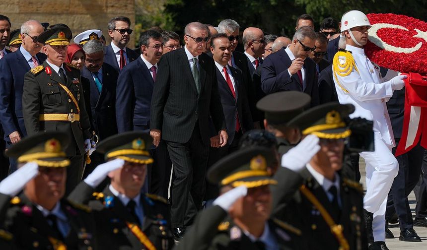 Cumhurbaşkanı Erdoğan ve devlet erkanı Anıtkabir'i ziyaret etti