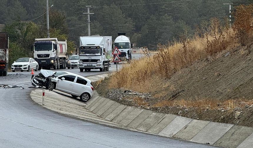 Bolu'da yağış nedeniyle 3 araç birbirine girdi