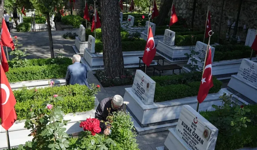 Bursa’da Şehitlikte Bayram Arifesi: Gözyaşı ve Gurur Yan Yana