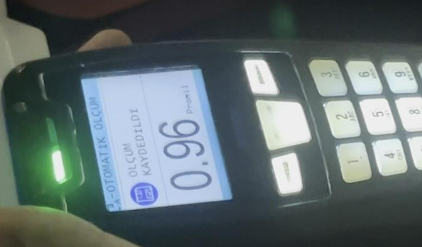 Polis alkolmetre uzattı… “Alo kanka, acil durum” dedi