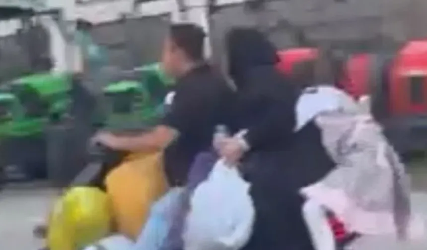 Bursa’da görenler gözlerine inanamadı! Tek scooterda çocuklar ve yüklerle trafikte ilerlediler