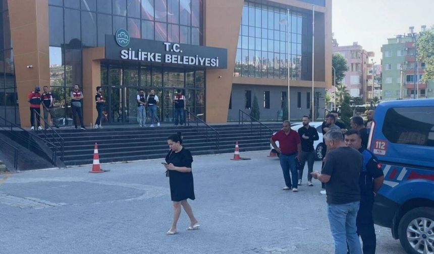 Silifke Belediyesi’ne operasyon!