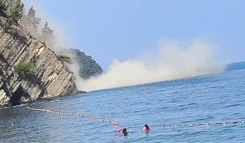 Bursa'da Yamaçtan Kopan Kayalar Denize Düştü