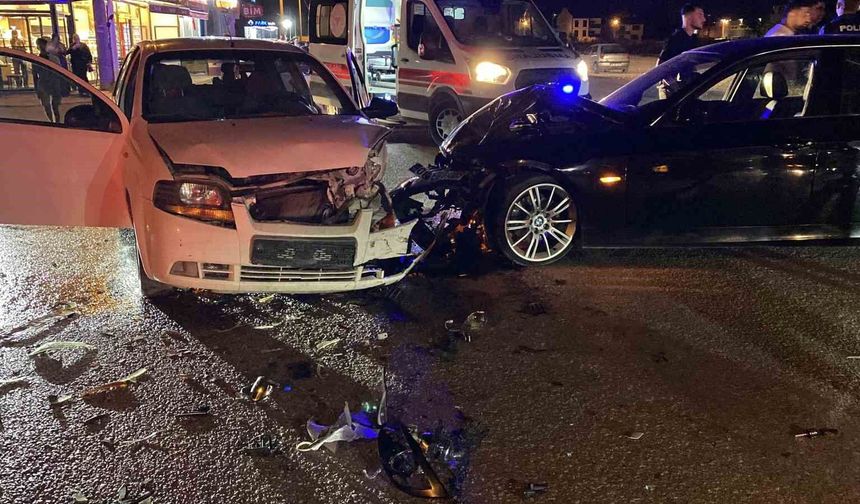 Bursa'da sokağa dönmek isteyen çarpıştılar!