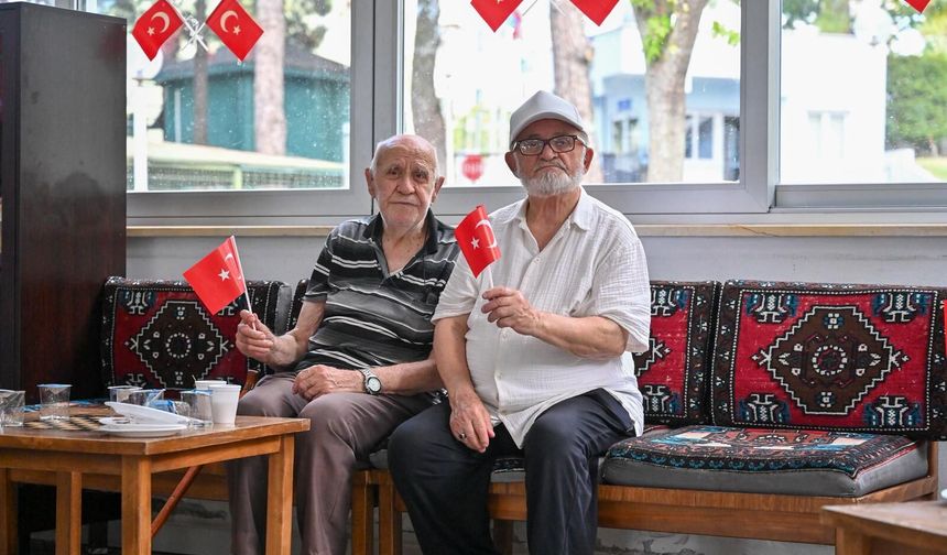 Bursa'da 30 Ağustos huzurevinde coşkuyla kutlandı