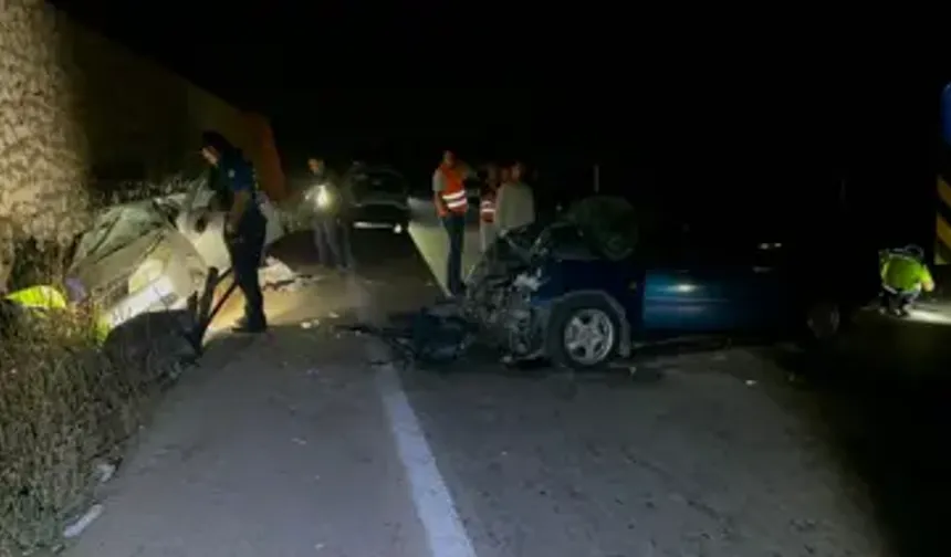 Bursa'da iki otomobil çarpıştı 2 ölü 6 yaralı