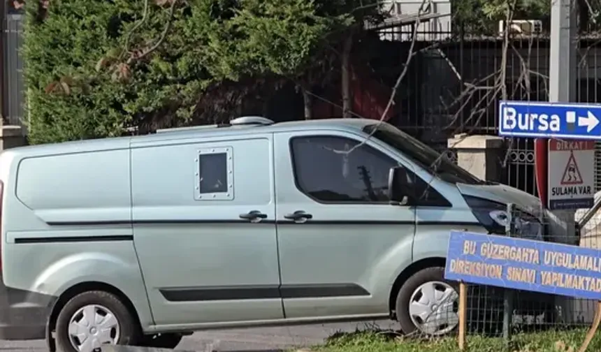 Bursa'da Zırhlı Banka Aracı Direğe Çarptı