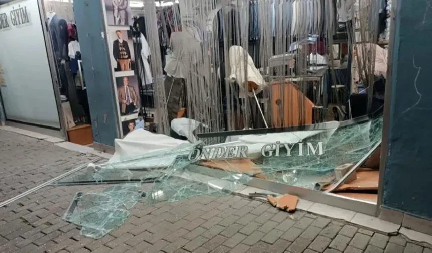 Bursa'da kontrolden çıkan otomobil giyim mağazasına girdi