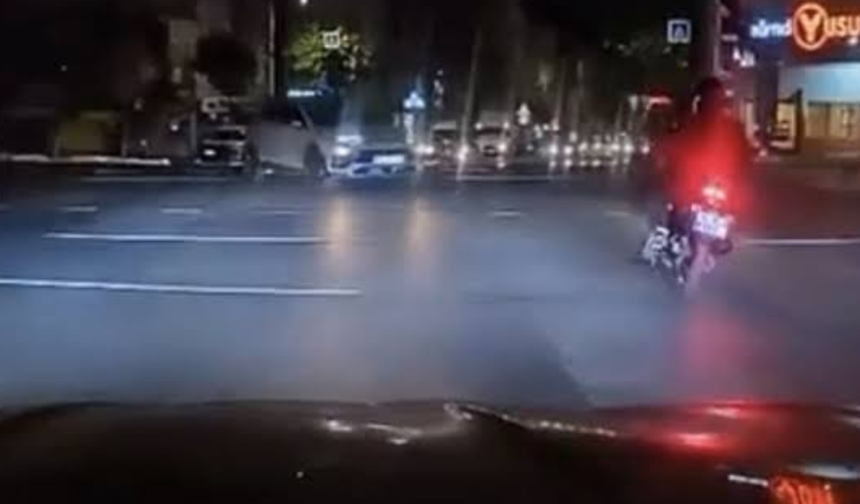 Bursa’da kırmızı ışık ihlali kamerada! Otomobil motosiklete böyle çarptı