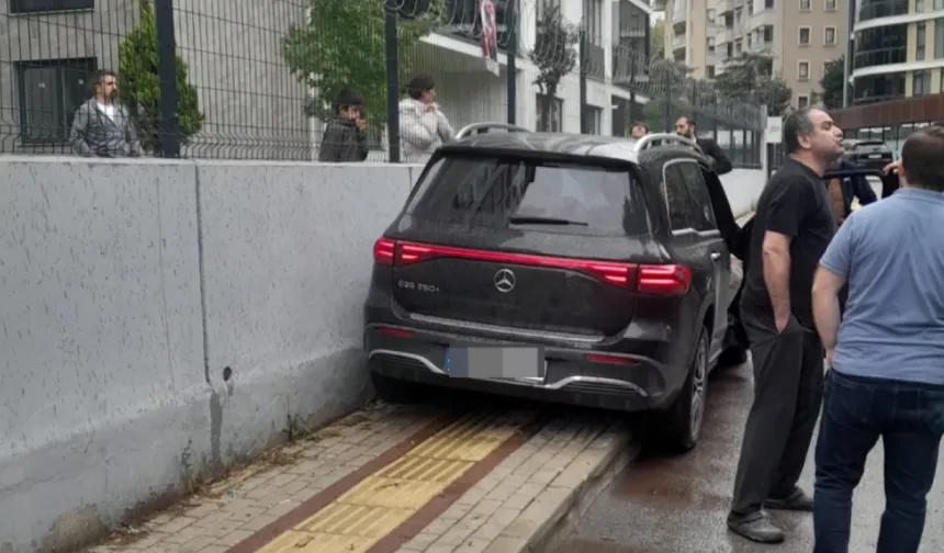 Bursa’da okul önünde kaza! Araç kaldırıma çıktı