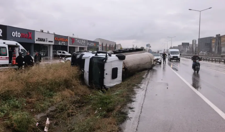 Bursa İnegöl’de sıvı tuz yüklü tanker devrildi: Sürücü yaralandı