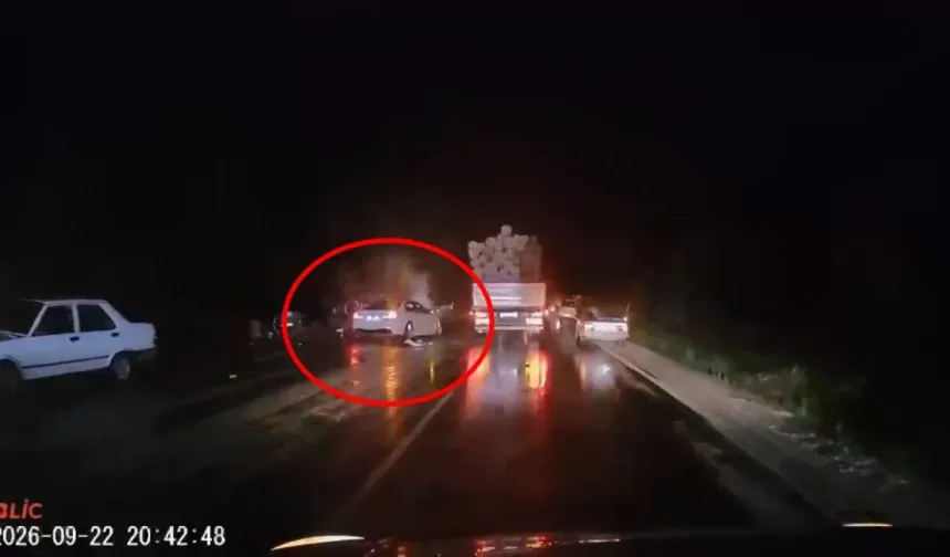 Bursa’da iki otomobil kafa kafaya çarpıştı: 22 yaşındaki genç hayatını kaybetti