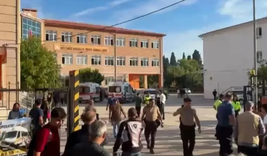 Turgutlu’da okul önünde silahlı saldırı! Öğrenciler yaralandı