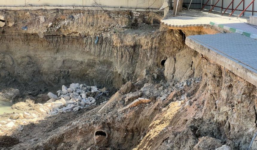 Mudanya’da inşaat kazısı okul bahçesini yuttu