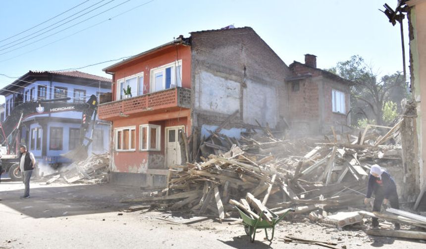 Bursa’da tehlike oluşturan binalar tek tek yıkılıyor!