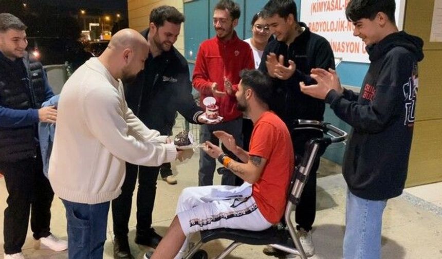 İnegöl’de iki otomobil çarpıştı: yaralı gencin doğum günü hastanede kutlandı