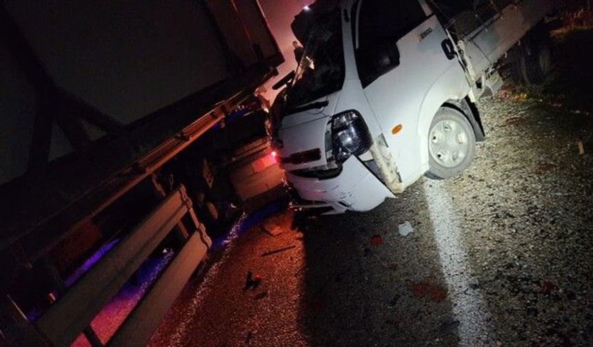 Bursa’da trafik kazası: Tır ile kamyonet çarpıştı, 2 yaralı