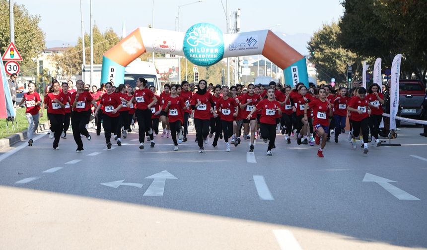 Bursa’da Cumhuriyet için koştular! 68 okuldan bin 749 öğrenci katıldı