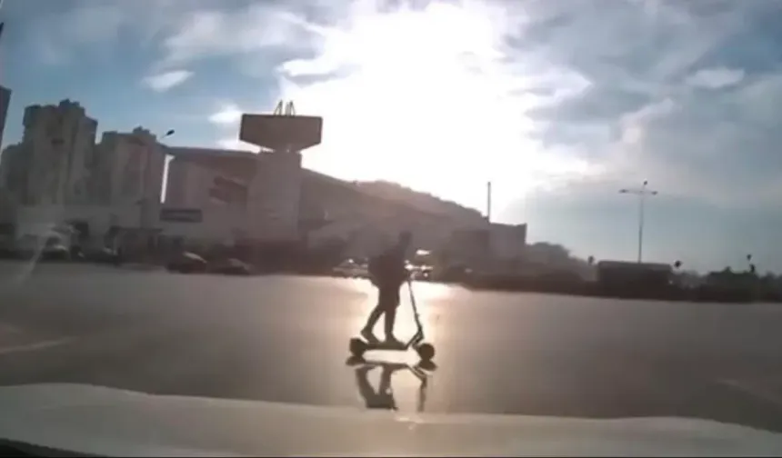 Bursa’da kavşakta tehlikeli anlar! Scooter sürücüsü son anda kurtuldu