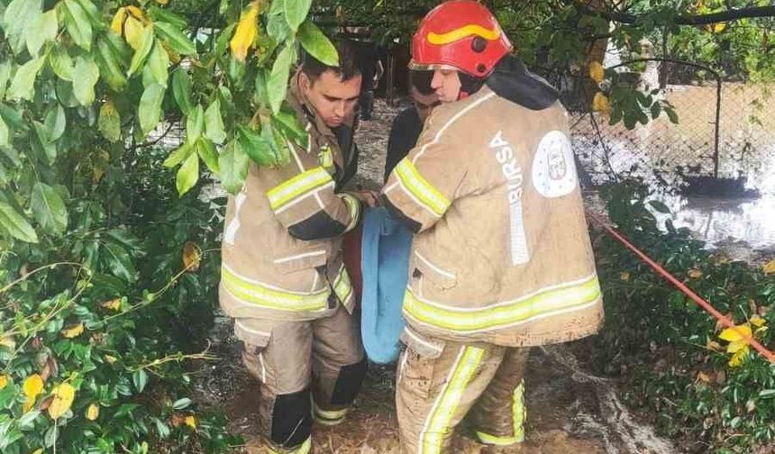 Bursa’da sel suları yükseldi! İki kişi sedyeyle kurtarıldı