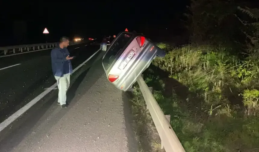 Direksiyon hakimiyetini kaybetti! Bursa’da otomobil bariyerlerin üzerine çıktı