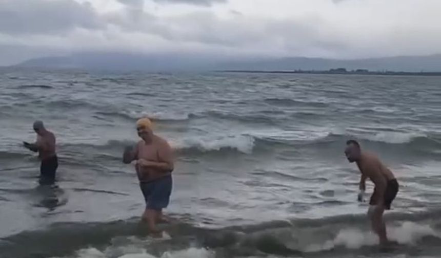 Bursa’da göl kıyısında şaşırtan anlar! Soğuk havaya rağmen suya girdiler