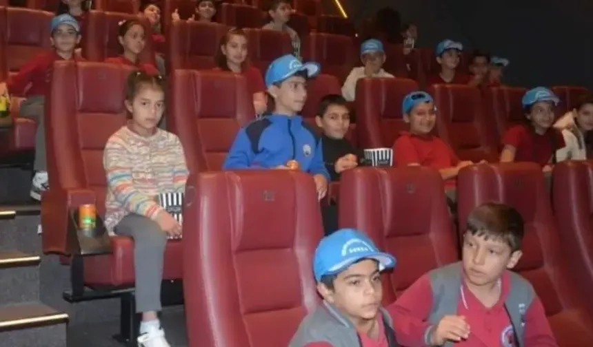 Bursa'da polislerden 48 öğrenciye sinema sürprizi