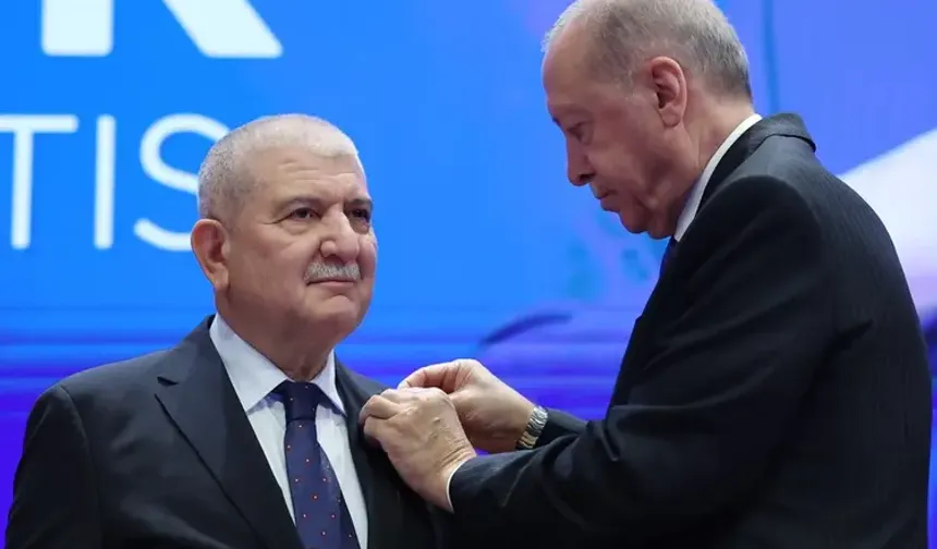Bursa Milletvekili Cumhurbaşkanı Erdoğan’ın elinden rozetini aldı