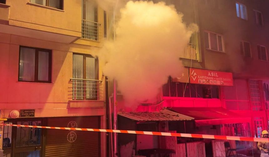 Nilüfer’de gece saat saatlerinde yangın! Kıraathane zarar gördü